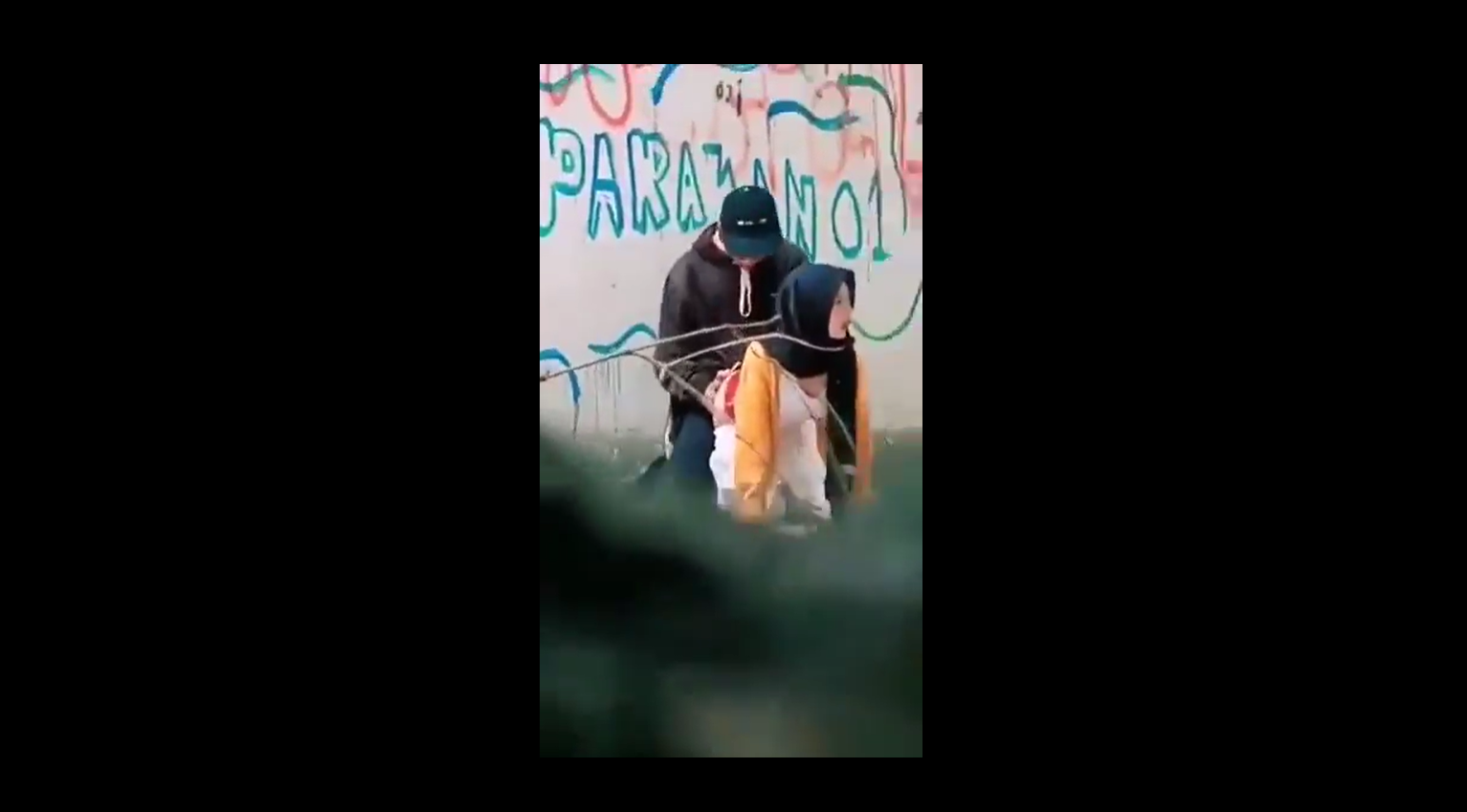 Viral Ketahuan Warga Lagi gituan Di Belakang Rumah